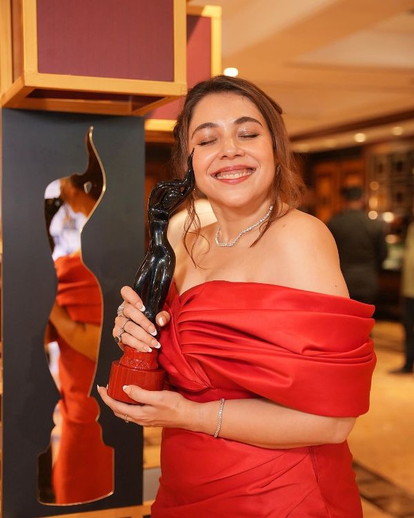 Maanvi Gagroo with the Best Actor (Female) award, which she won at the 2023 Filmfare OTT Awards