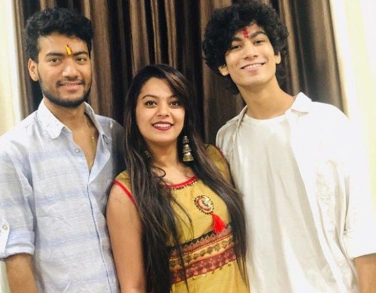 Nidhi Jha with her Brothers