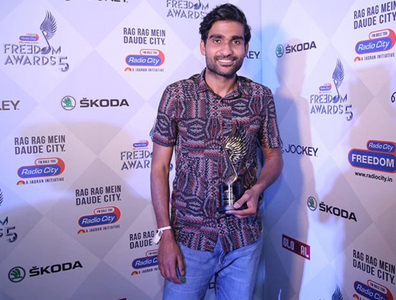 Prateek Kuhad with his Award