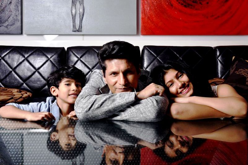 Rajiv Makhni with his daughter Amaya (right) and son Armanveer (left)