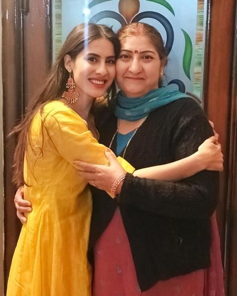 Sheetal Thakur with her mother