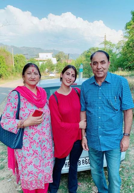 Sheetal Thakur with her parents