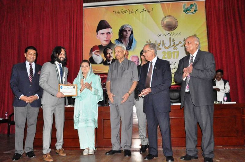 Waqar Zaka Receiving an Award for His Charity Work