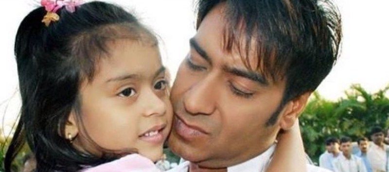 Childhood Picture of Nysa Devgan with her Father