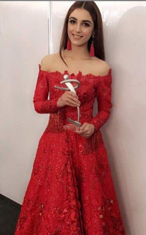 Maya Ali Posing with her Lux Style Award