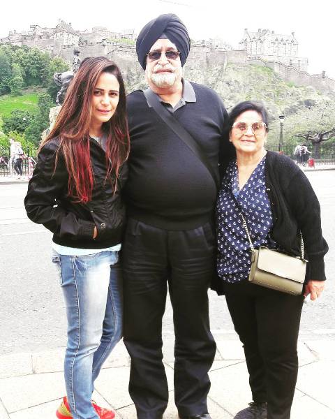Mona Singh with her parents