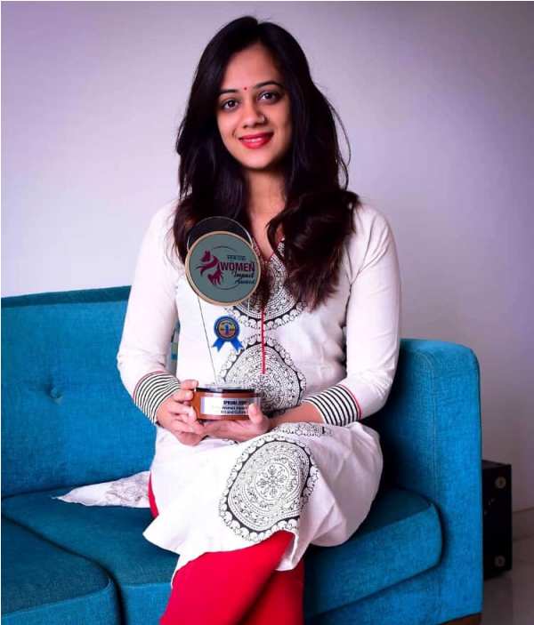 Spruha Joshi with Her Award