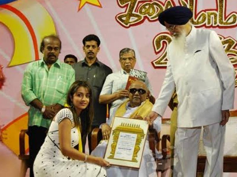 Trisha Krishnan receiving Kalaimamani Award