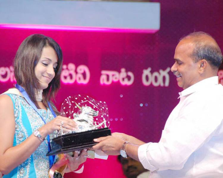 Trisha Krishnan receiving Nandi Award