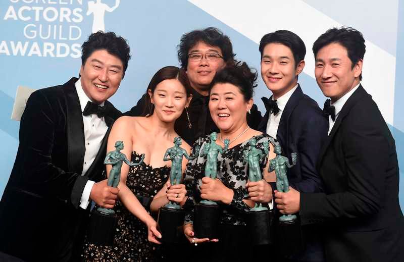 Cast of Paradise (2019) with Guild Awards