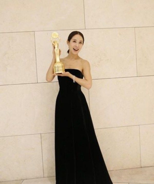 Cho Yeo-jeong with her Blue Dragon Film Award