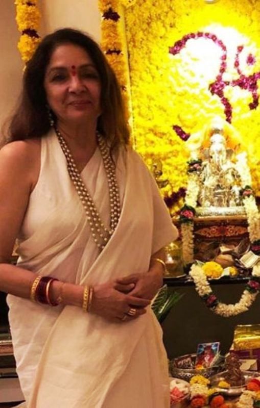 Neena Gupta with an Idol of Lord Ganesha