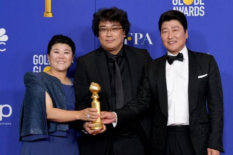 Song Kang-ho, Lee Jeong-eun, and Bong Joon-ho with the Trophy Golden Globe Award