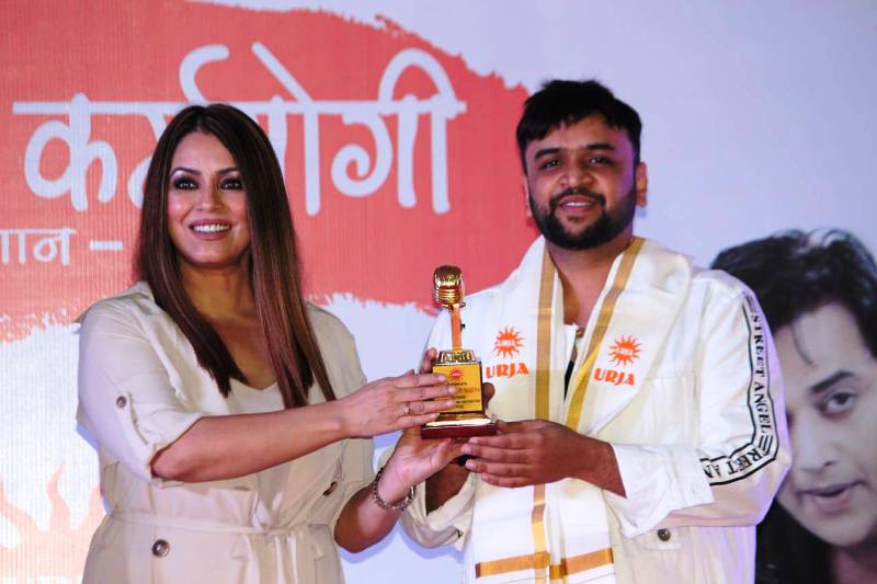 Vaibhav Saxena Receiving an Award