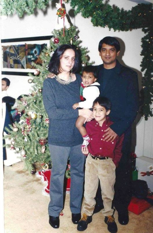 An Old Picture of Floyd Cardoz With His Family
