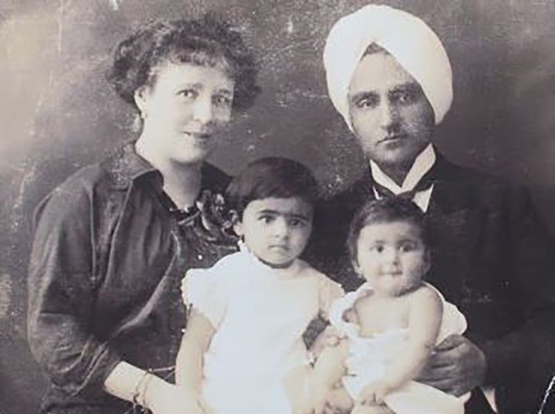 Childhood Picture of Amrita with her Parents and Sister