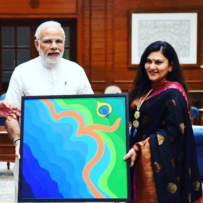 Deepika Chikhalia presenting a painting made by her to Narendra Modi