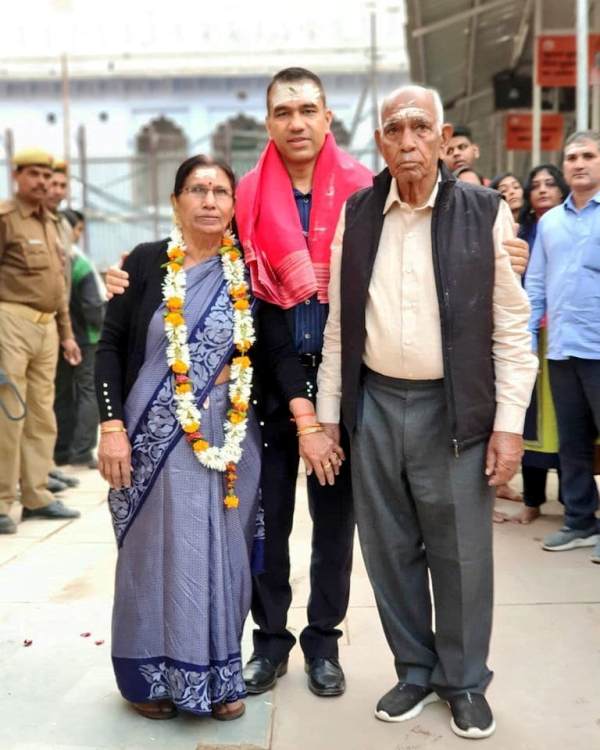IG Navniet Sekera with his parents