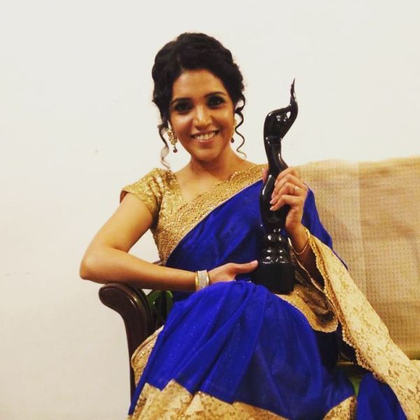 Mukta Barve with her Filmfare Award