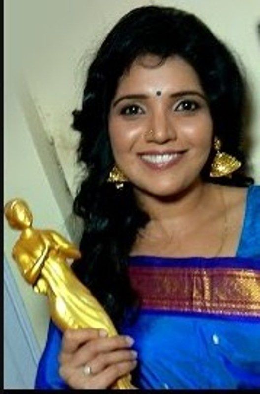 Mukta Barve with her Sanskruti Kaladarpan Award