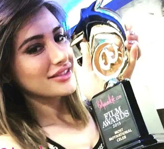 Nargis Fakhri Posing with her Bollywood Life Award