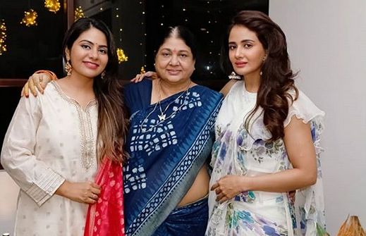 Parul Yadav with her mother and sister