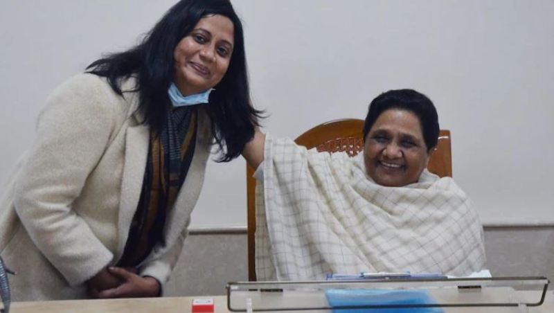 Seema Kushwaha with the BSP supremo Mayawati after joining the party on 20 January 2022