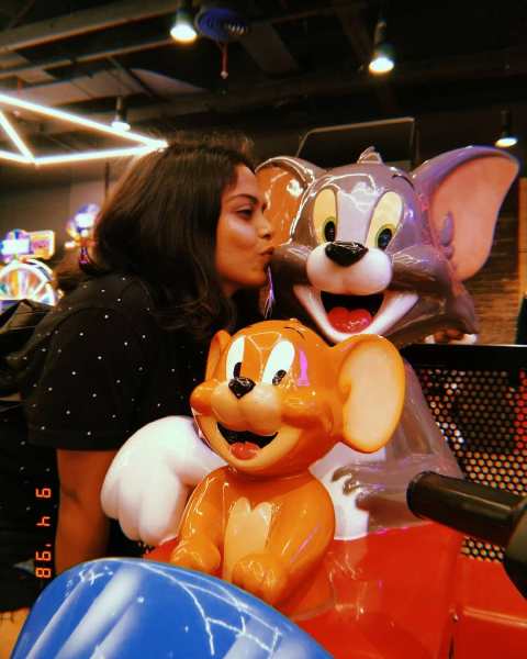 Sonal Vichare with the figures of Tom & Jerry