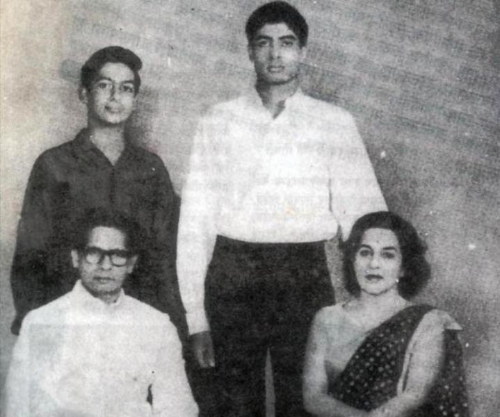 A Rare Photo of Teji Bachchan With Her Husband and Children