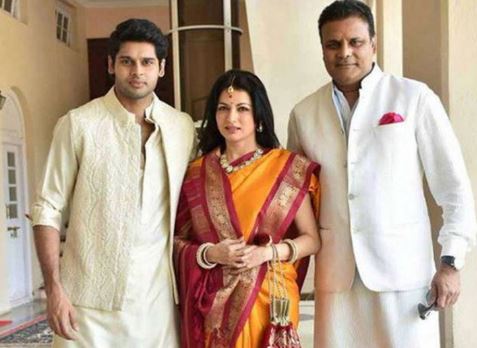 Abhimanyu Dassani with his parents