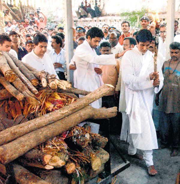 Amitabh Bachchan Performing the Last Rites of Her Mother Teji Bachchan