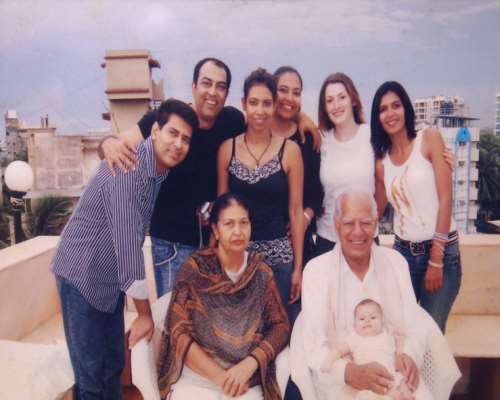 Dara Singh with his family