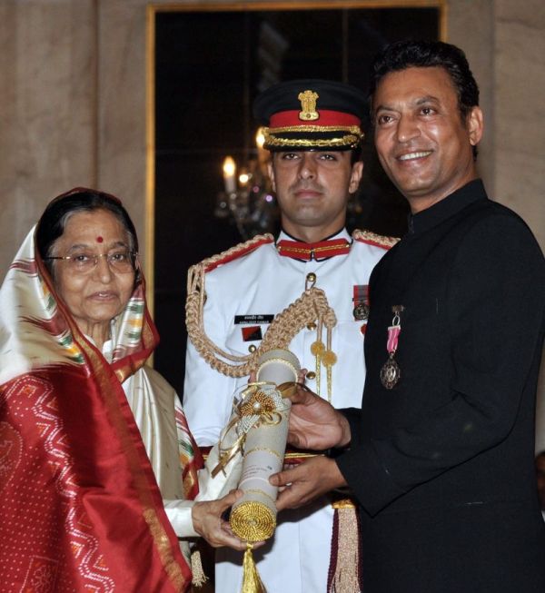 Irrfan Khan Receiving Padma Shri From Pratibha Patil