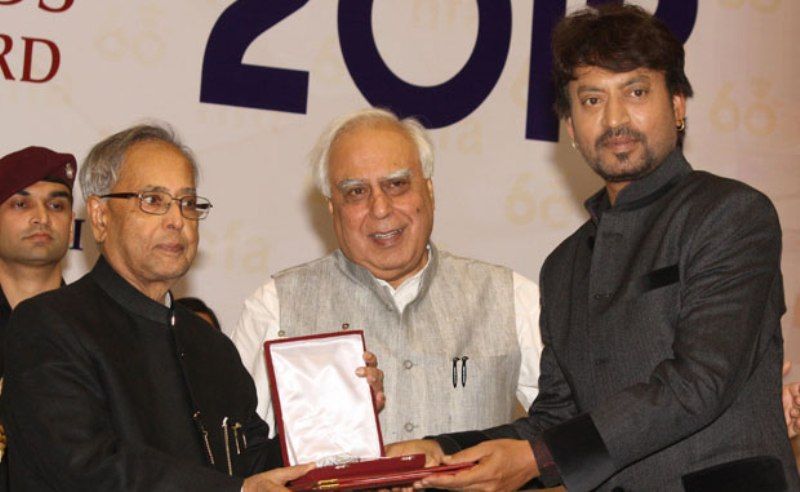 Irrfan Khan Receiving The National Film Award for Best Actor from Pranab Mukherji