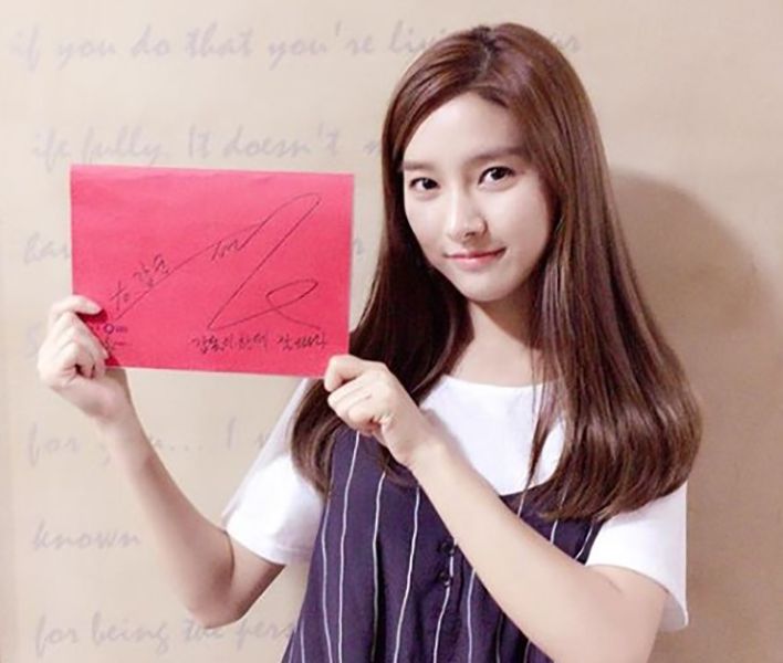 Kim So-eun Holding a Placard with her Autograph