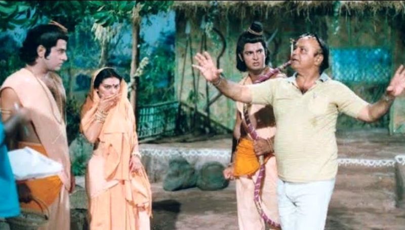 Ramanand Sagar Depicting the Scene to Ramayan's Actors