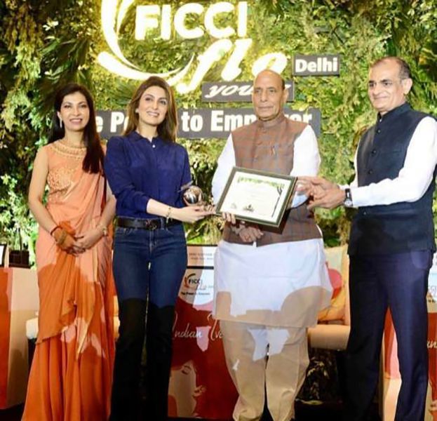 Riddhima Kapoor Sahni Receiving FICCI FLO Delhi Award