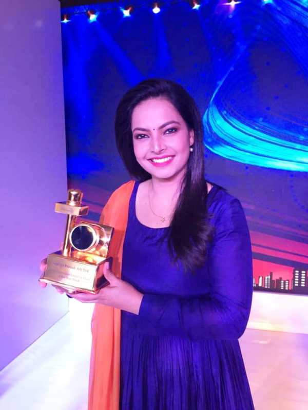Shweta Jha With Her Award