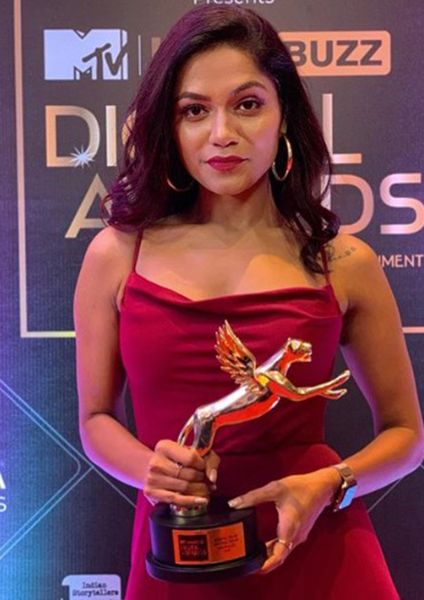 Sonali Bhadauria with her Award