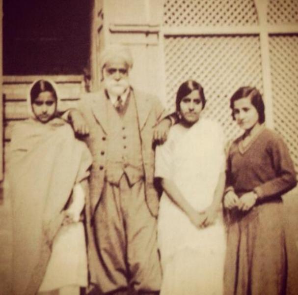 Teji Bachchan (2nd from right) With Her Father Khazan Singh Suri