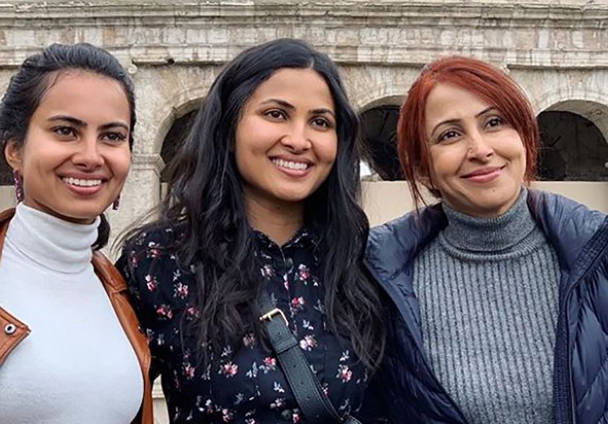 Vidya Vox with her Mother and Sister