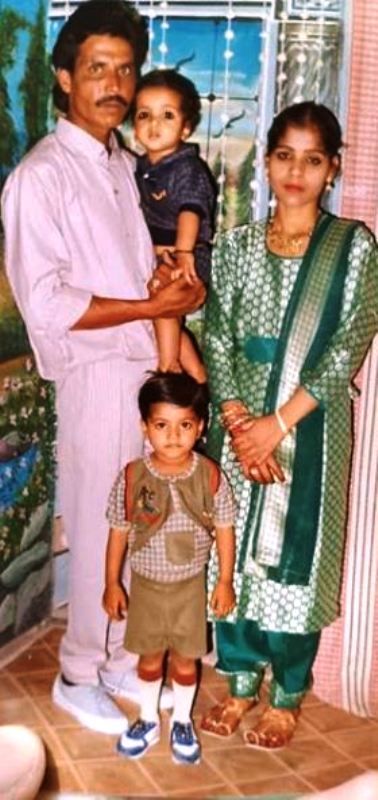 Aasif Khan's Childhood Picture With His Family