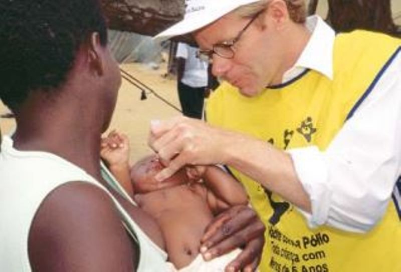 Bruce Aylward immunizing a child in Angola in 2002