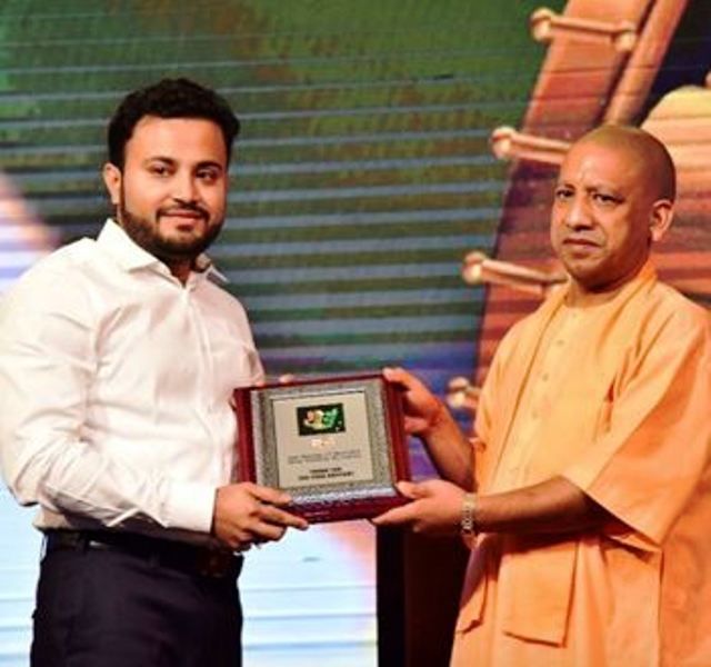 Dr Chandan Agarwal Being Awarded By Yogi Adityanath