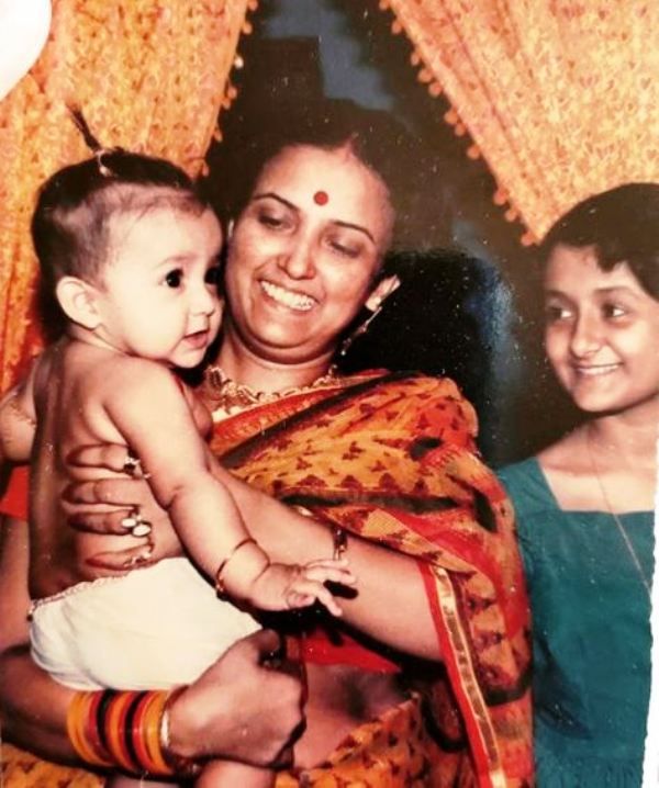 A Childhood Picture of Monali Thakur With Her Mother and Sister