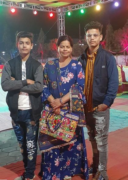 Chahat Pandey's mother and brothers