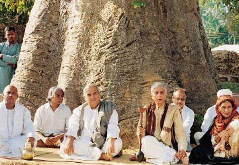Farrukh Jaffar (extreme right) in Swades