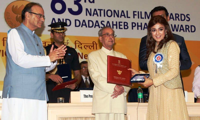 Monali Thakur Receiving the National Award
