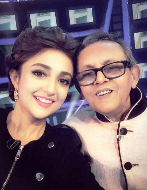 Monali Thakur With Her Father