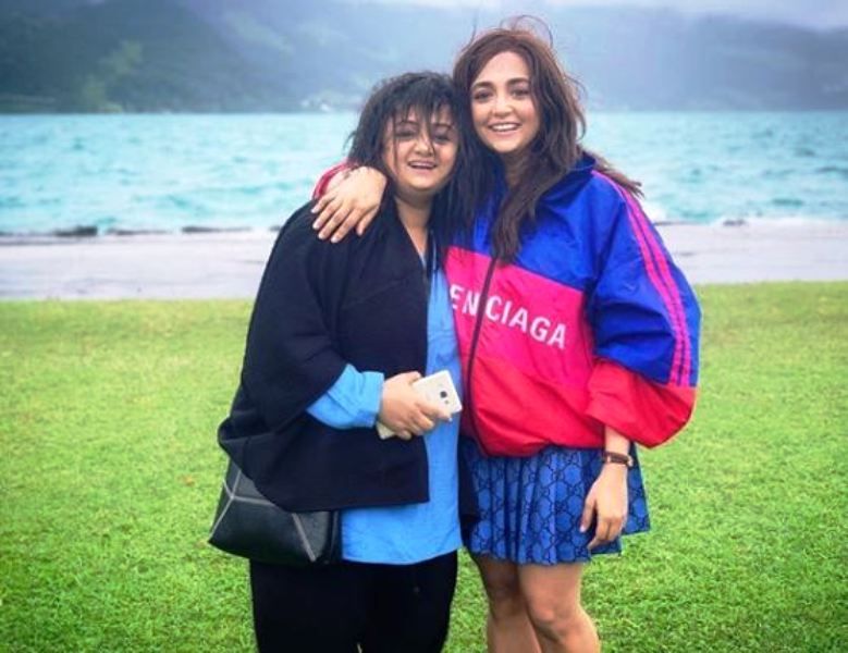 Monali Thakur With Her Sister